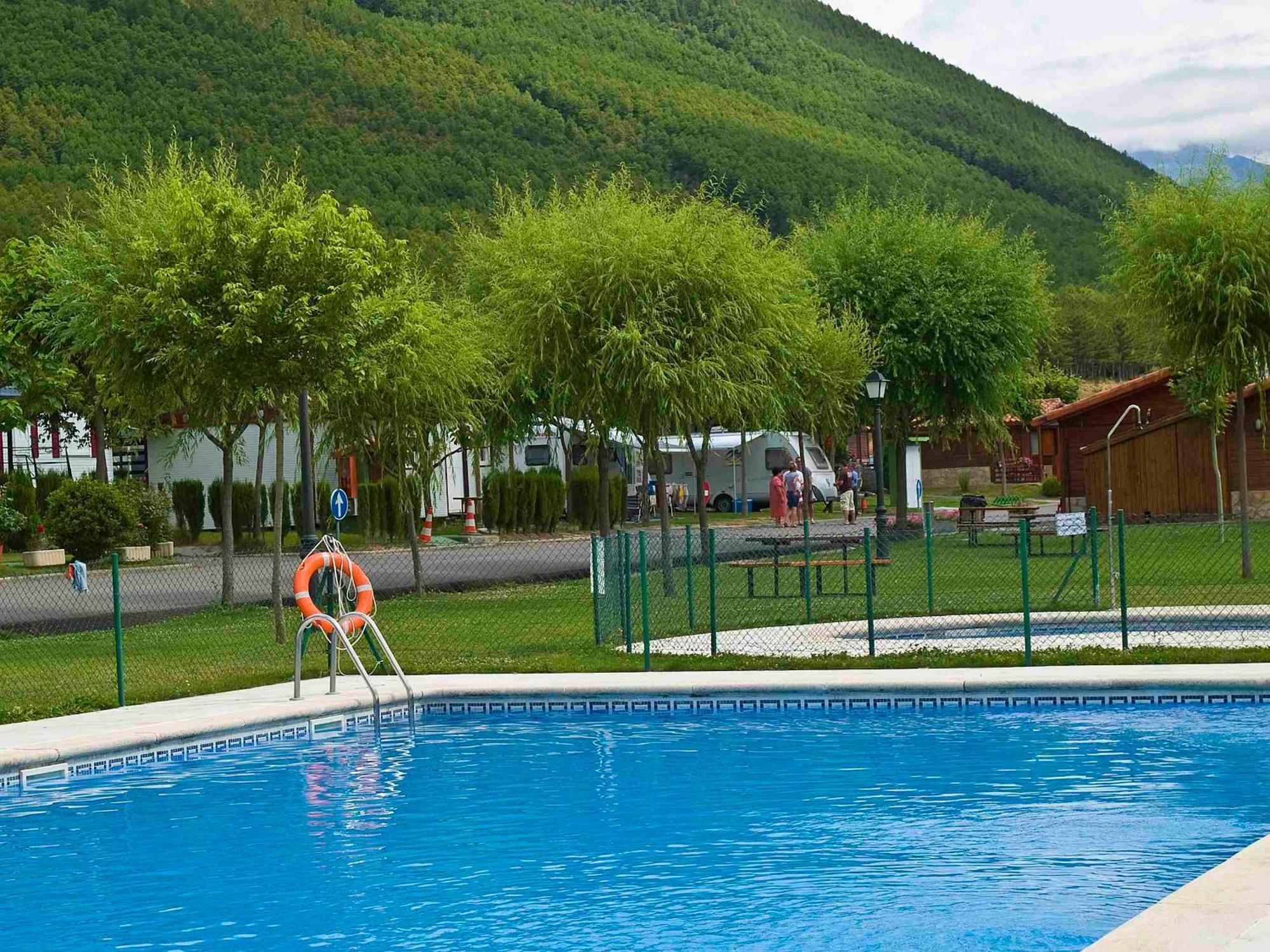 Camping Valle De Tena Sabiñánigo المظهر الخارجي الصورة