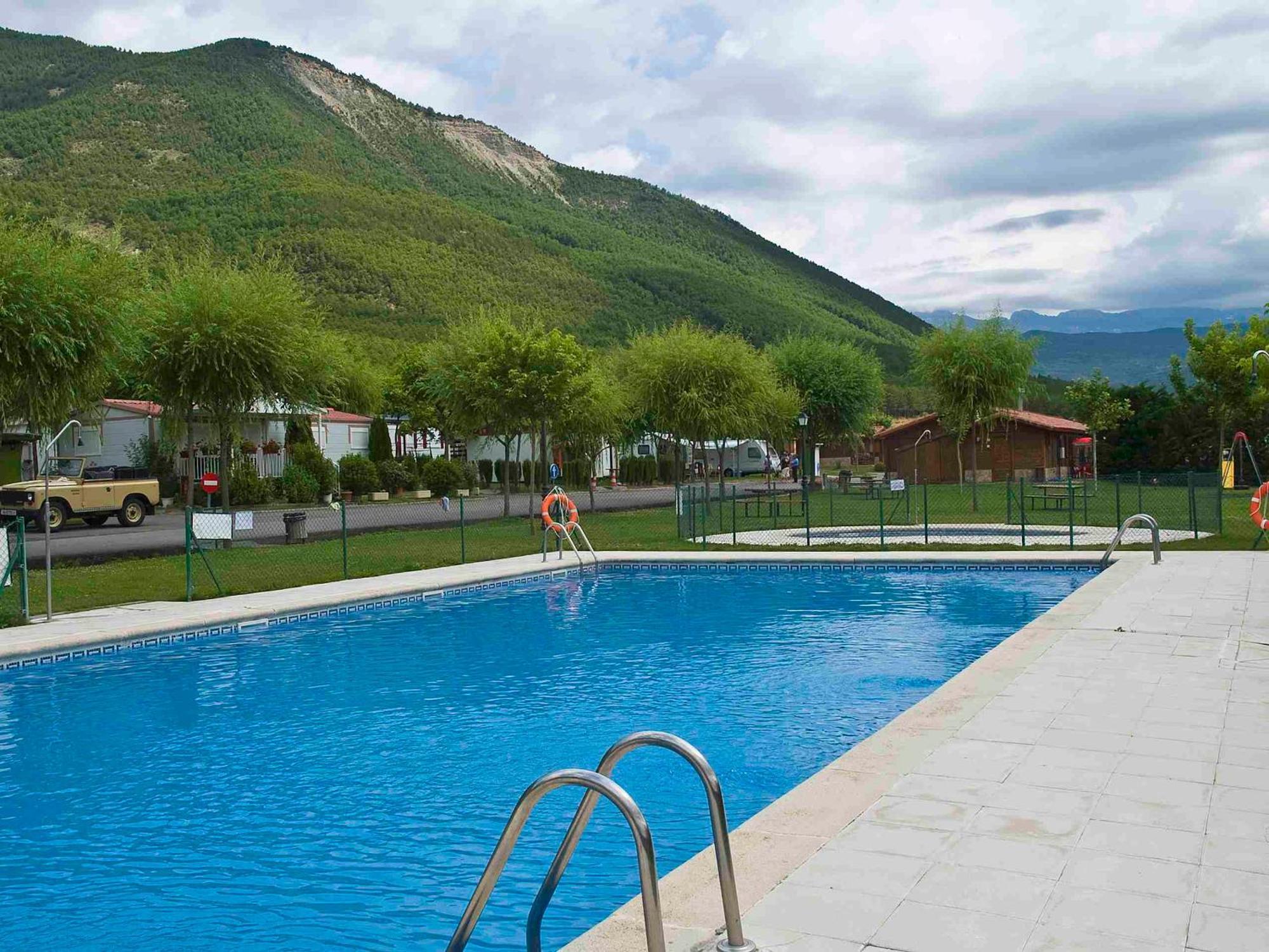 Camping Valle De Tena Sabiñánigo المظهر الخارجي الصورة